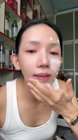 Sale 250k tuýp còn 150k tuýp thui. Mấy bà nhanh cái tay lẹ cái chân lên #tiemanhtamkhiet #xuhuong #kemchongnangbeskin 