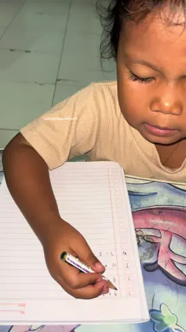 Alma (4th) sedang mengerjakan soal matematika, ada penjumlahan ada pengurangan tp digabung gitu biar dia bisa teliti buat bedain metodenya, masyaallahtabarakallah #belajar #matematika #berhitung #angka #toodler 