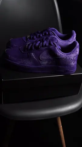 This special-edition AF-1 is infused with Mamba DNA, like the allover snakeskin print—putting a distinct spin on an all-time classic. The embroidered 