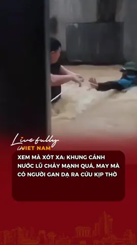 Nhìn mà xót xa, vừa xem vừa lo :(  Nước lũ chảy mạnh quá, may mà có người gan dạ ra cứu kịp lúc. Xin mẹ thiên nhiên ngừng mưa cho đồng bào con bớt khổ. Video: Hồng Quân. #livefullyinvietnam #hottrend #xuhuong #baobualoi 