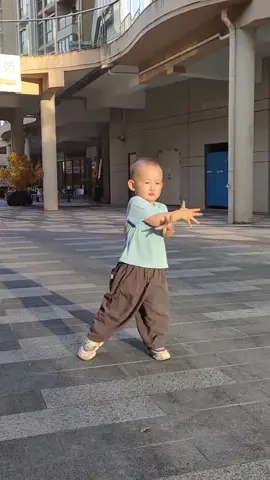 👶🏻 Mời các cô chú xem phần trình diễn của bé DongDong nhé!💋😂#embedangyeu #embehaihuoc #giaitritiktok #xuhuong #yenmayman 