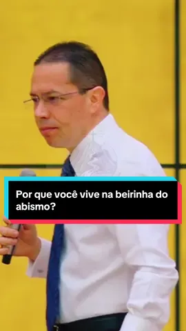 Por que você vive na beirinha do abismo? Você está dentro da igreja, mas seus olhos estão no mundo. Fica olhando para o incrédulo e perguntando: 