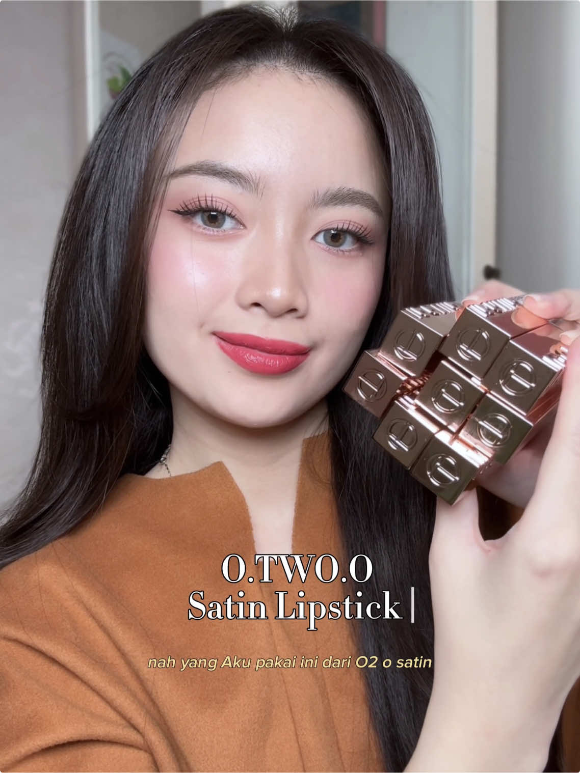 Who says glam has to break the bank? O.TWO.O Satin Lipstick gives that luxe look, silky glide, and all-day color 💄💋 #otwoo #satinlipstick 