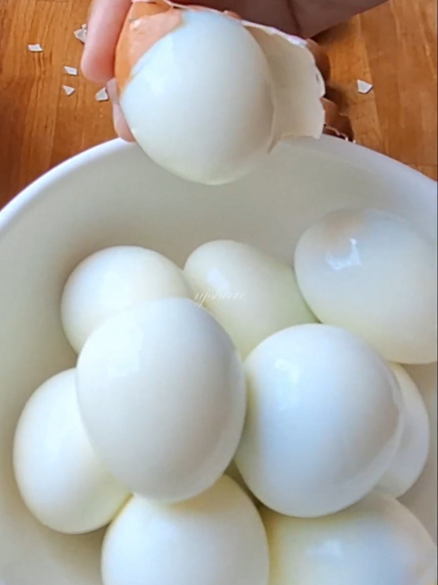 Tips telur rebus mudah kupas, hasil licin cantik #tipsandtricks #telurrebus #tipsdapur #KitchenHacks 
