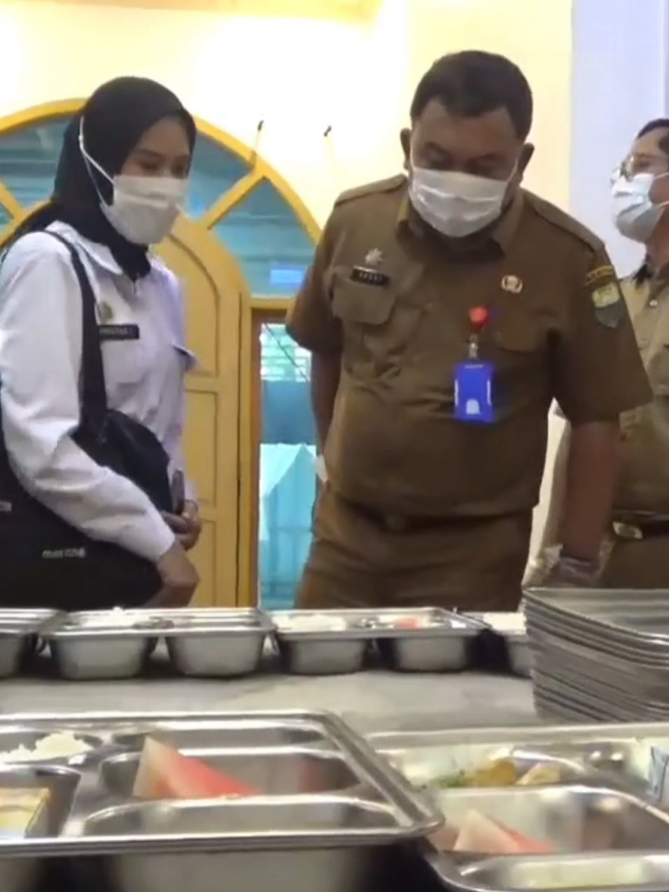 Sekretaris Daerah (Sekda) Muaro Jambi, H. Budhi Hartono, S.Sos., MT., juga selaku Ketua Satgas Makan Bergizi Gratis (MBG) Kabupaten Muaro Jambi, melaksanakan monitoring SPPG (Sarana Pelayanan Pendidikan Gizi) Makan Gizi Gratis MBG di Desa Rengas Bandung, Kecamatan Jaluko, pada Selasa (30/9/2025). Kegiatan monitoring ini merupakan upaya Satgas MBG Kabupaten Muaro Jambi dalam mengantisipasi hal-hal yang tidak diinginkan dalam pelaksanaan program MBG. Turut hadir dalam kegiatan ini Kepala BAPERIDA, Kepala Dinas Kesehatan, Kepala Dinas Pendidikan, Kepala Dinas Lingkungan Hidup, Kepala Dinas Kominfo, dan Koordinator SPPG Muaro Jambi. Sekda Budhi Hartono berharap monitoring ini dapat memastikan pelaksanaan SPPG Makan Gizi Gratis berjalan efektif dan memberikan manfaat bagi masyarakat, terutama dalam meningkatkan gizi dan kesehatan anak-anak di Kabupaten Muaro Jambi. 