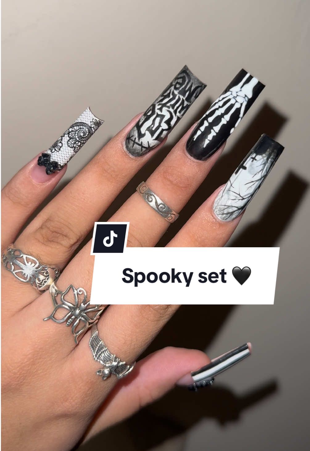 Absolutely INSANEEEE art 😮‍💨🖤 definitely worth the time and effort ! Now on to the other hand 🥲🫡  #nailtechlife #spookyseason #spookynails #losangelesnailtech #nailtechcheck 