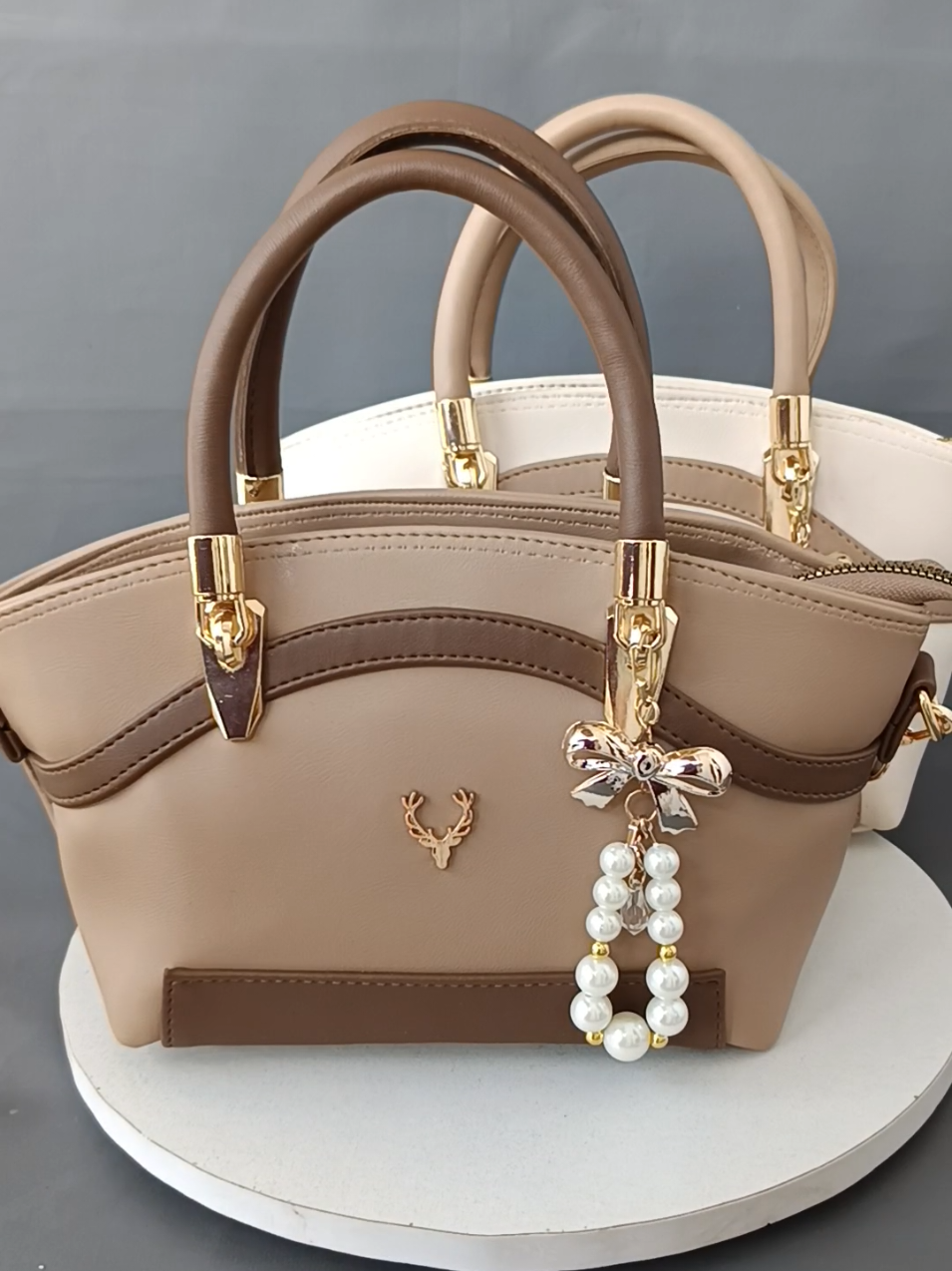 tas wanita slingbag hand bag model terbaru by diya collection. cantik mewah dan elegan cocok di pakai semua kalangan, dan cocok di gunakan ke berbagai momen #slingbag #handbag #taswanita #racuntiktok #paydaysale 