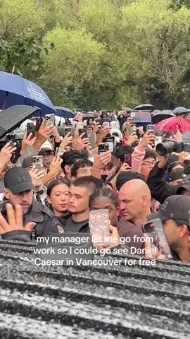 I’m so happy, thank u manager 😭🙏🏽 #danielcaesar #danielcaesarconcert #vancouver #danielcaesarpopup 