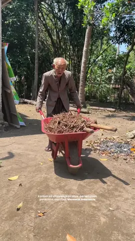 Usia 101 Tahun, Mbah Reso Masih Harus Kerja Demi Sepiring Nasi :(