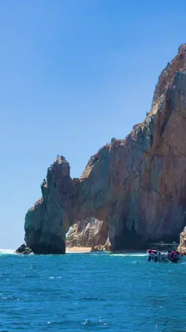 Que bendición poder ver este fenómeno❤️‍🩹 Ocasionalmente la marea baja lo suficiente para que se forme una pequeña playa bajo el arco y sea posible caminar por debajo de él. Esta playa no es permanente, aparece por un tiempo limitado (unas semanas) y luego la arena es arrastrada por el mar nuevamente… #loscabos #loscabosmexico #fypシ #fyp #cabosanlucas 