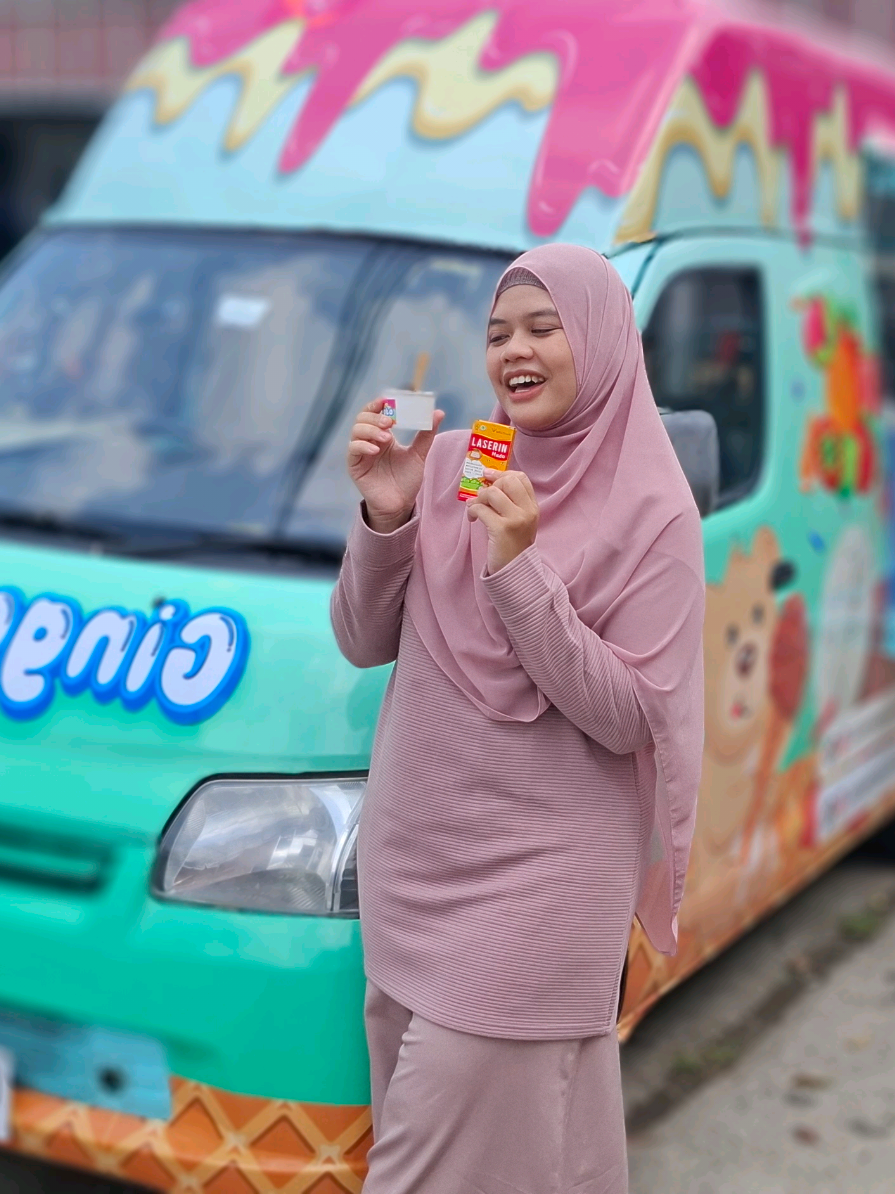 Cuma di Ice Cream Truck @Gingerlato saja kalian bisa nyobain ice cream pakai topping Laserin Madu🍦🍯 Unik banget kan dan suprisingly rasanya enak lho karena ada sensasi madu dan hint rasa fresh jeruk. Manfaat Laserin Madunya juga auto bikin lega tenggorokan. So daripada penasaran yuk cobain juga dan follow sosial media Laserin Madu & Gingerlato untuk tahu jadwal ice cream truck nya. #GingerlatoIceCream  #GingerlatoIceCreamTruck #laserinmadu #unik #fyp 