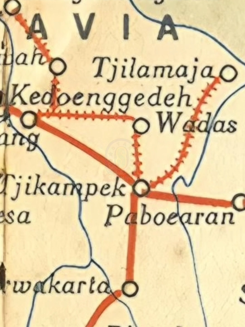 Sisa-sisa kejayaan tram uap Karawang (KWTR) yang berada di Wadas / Lemah Abang Karawang. Stasiun ini sudah mulai beroperasi tahun 1912 untuk melayani angkutan penumpang maupun barang. Untuk bangunan stasiun Wadas masih bisa kita lihat dengan ciri khas arsitektur stasiun pada masanya. Tetapi untuk saat ini stasiun Wadas sudah beralih fungsi menjadi pertokoan.  . . . #stasiun #stasiunwadas #karawangtram #bangunanbersejarah 