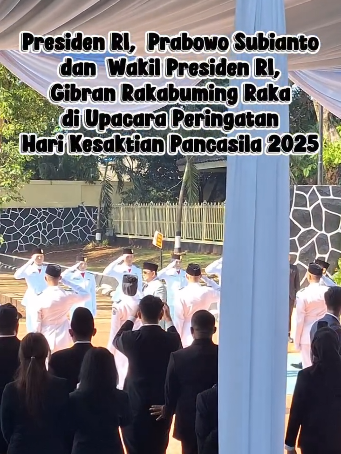 Presiden Republik Indonesia, Prabowo Subianto dan Wakil Presiden Republik Indonesia, Gibran Rakabuming Raka tiba di Lapangan Upacara Peringatan Hari Kesaktian Pancasila 2025 di Lubang Buaya