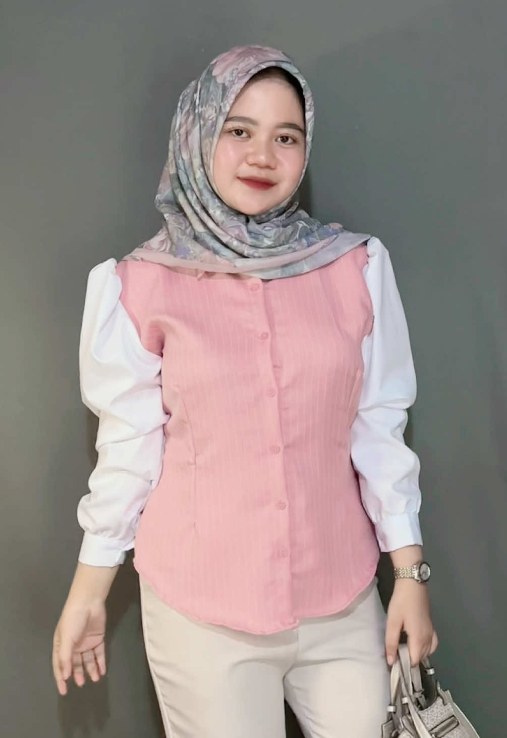 jangan lupa join live akuu hari ini kakaaa😍#OOTD #fyp #kemejastripe 