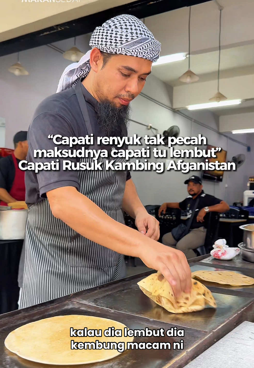 “Kalau capati direnyuk tapi tak pecah, itulah tanda capati yang betul-betul lembut.”  Menurut pemilik kedai Capati Rusuk Afghanistan di Setia Alam, rahsia capati lembut hingga tiga hari terletak pada penggunaan tepung segar. Bagi penggemar makanan Timur Tengah, anda boleh menikmati Capati Rusuk Kambing Afghanistan di Setia Alam. Dibuka setiap hari kecuali Ahad, dari jam 3.00 petang hingga 11.30 malam. #capati #capatirusukkambingafganistan #setiaalam #MakanLokal #makansedap 