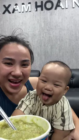 Cơm nước gì chưa cô chú ơi, nhả vía nuôi con nhàn tênh cho các cô chú nhé 🤣🤣 #embeiu