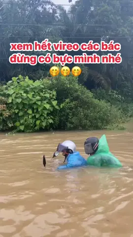 A này chạy xe máy vượt lũ đỉnh thật sự