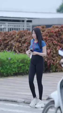 Em mặc như vậy đến công ty đã được chưa ạ 🥺