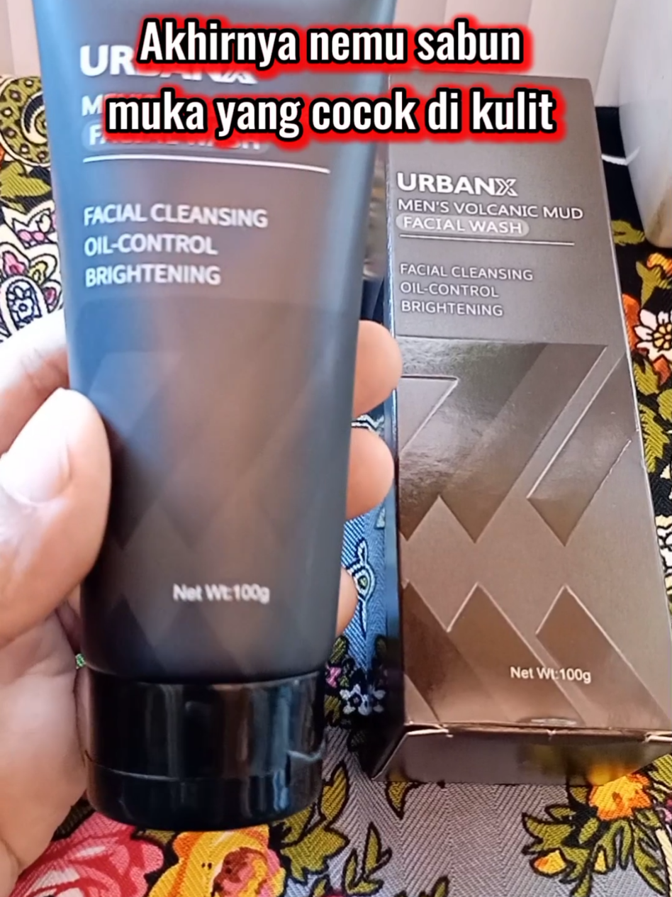 Facial Wash Volcanic Mud, wajah bersih bebas minyak dan kusam.#FacialWashPria #WajahBersih #AntiMinyak #SkincareCowok #PerawatanPria 