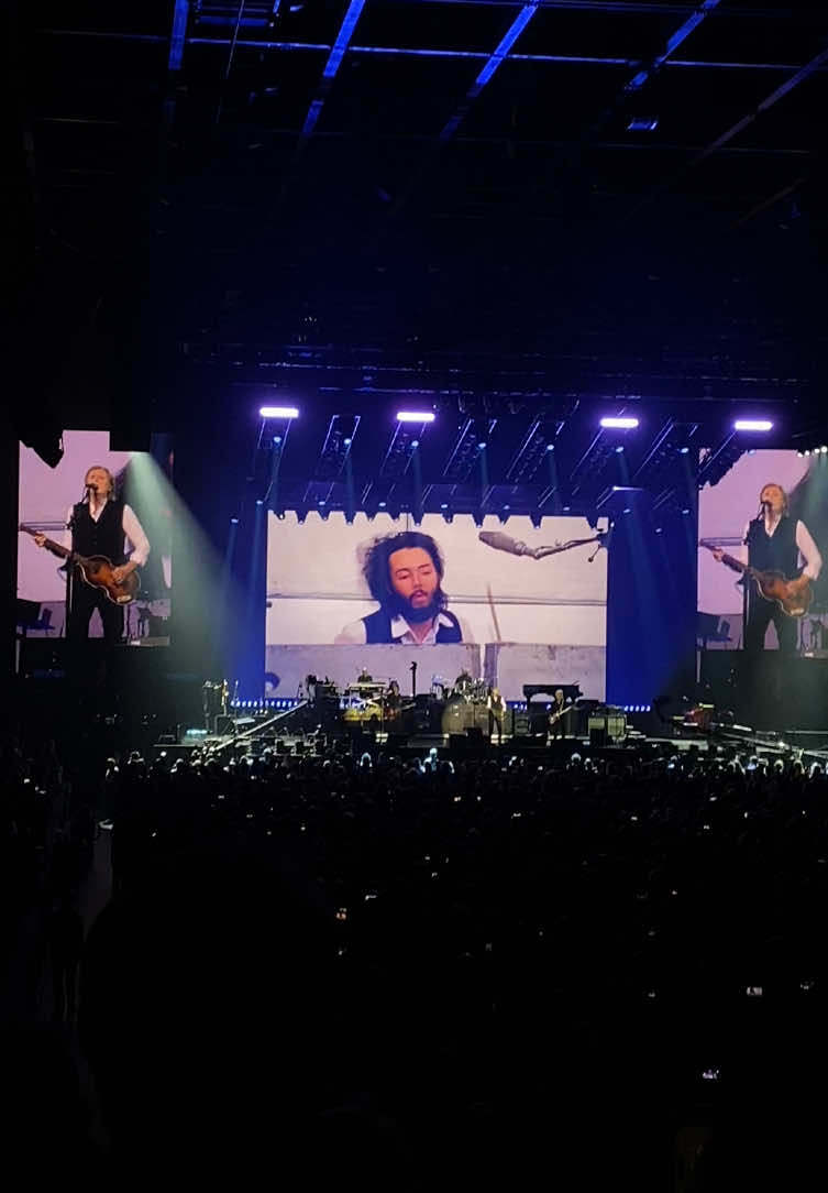 Get Back!!! #paulmccartney #gotbacktour #thebeatles #paulmccartneyconcert #beatlestok 