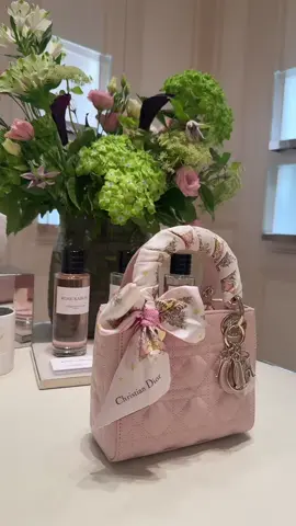 العبايه من @GG.abaya     والمكان @ذي فلاور كب    🌸🌸 #جده #ديور  #happybirthday #fashion #dior 