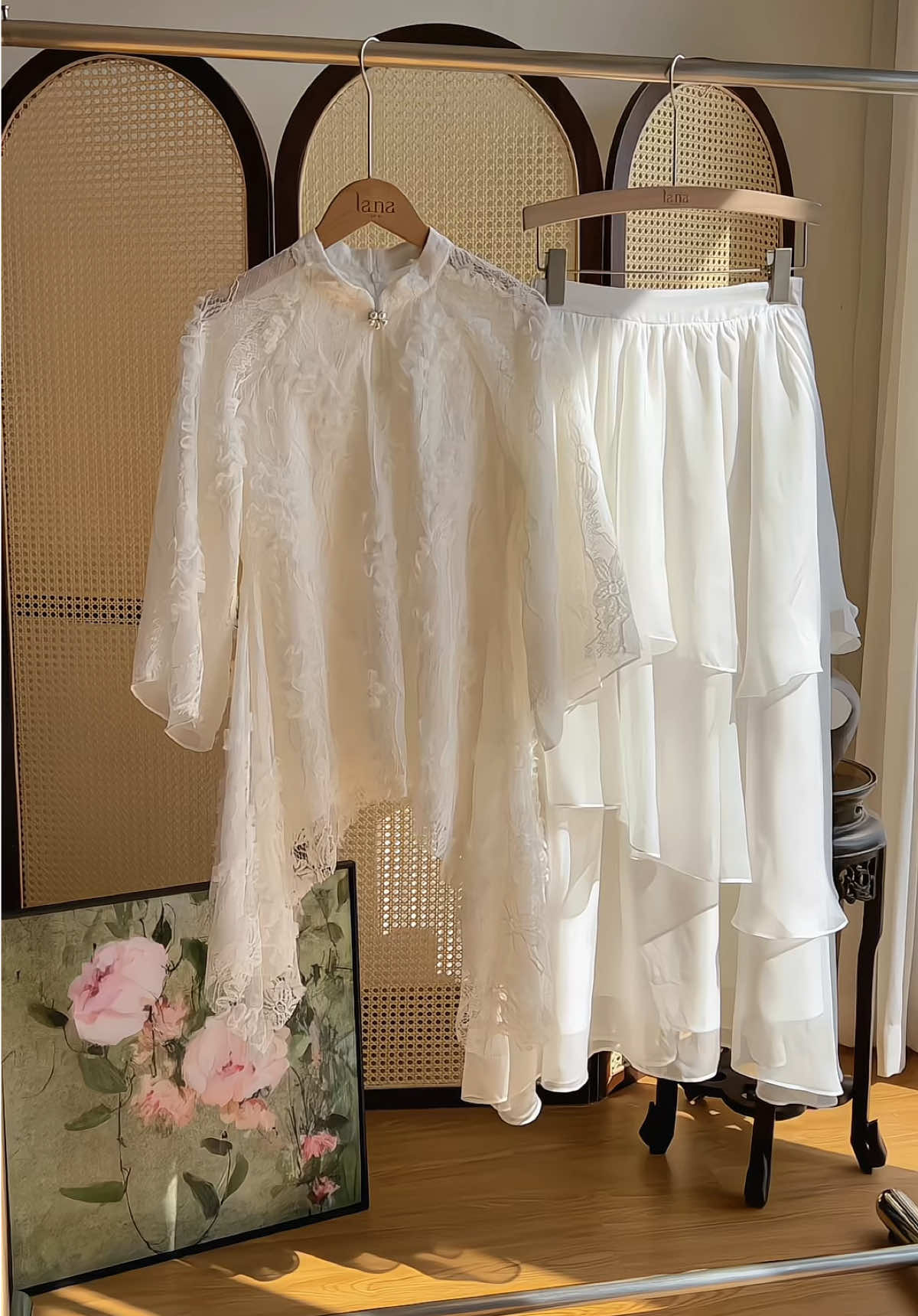 Diễm Hoa - Đủ để trái tim nàng ngẩn ngơ trước nét ngọc ngà kiều diễm.  #aodailana #aodaicollection #phapphuc #aodaithietke 