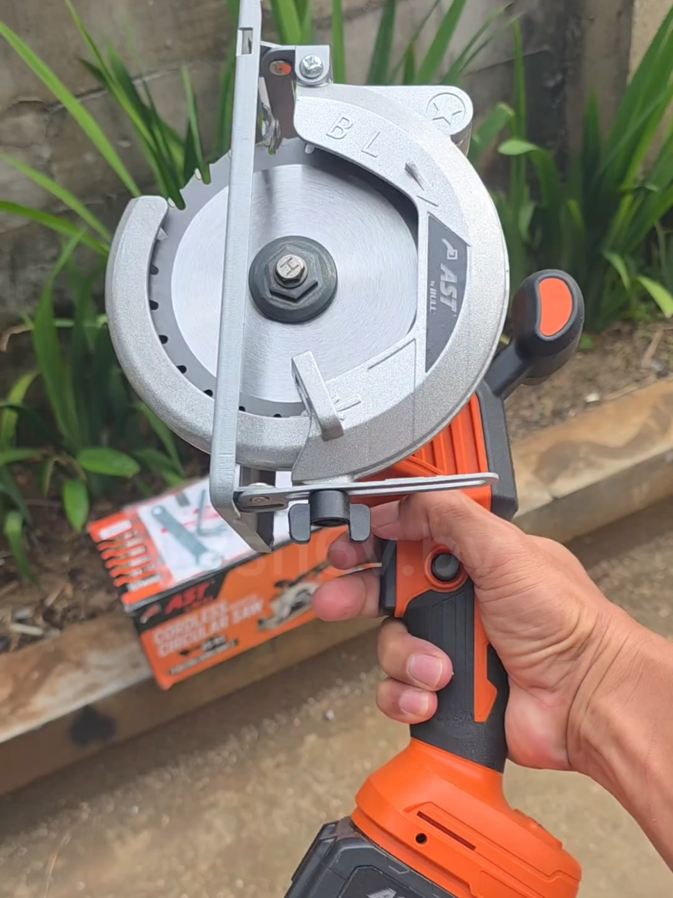 mesin gergaji potong kayu #circularsaw #mesinpotongkayu #mesingergajikayu 