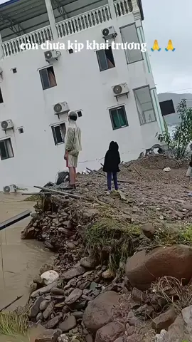 bao nhiêu vốn liếng trôi theo dòng lũ