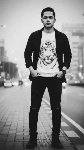 Liza aulia-kutidhieng (cover vortexia)  Makna lagu Kutidhieng adalah sebuah syair kuno Aceh yang sangat sakral, digunakan untuk memanggil sosok Harimau Putih, makhluk yang sangat dihormati dan disegani oleh masyarakat Aceh kuno. Lagu ini menggambarkan ritual pemanggilan kekuatan atau sosok gaib. Kutidhieng berasal dari zaman Aceh Kuno, sebuah periode pra-Islam di Aceh.  #capcut_edit #fypage  #lyrics #tiktokviral 