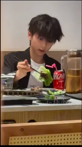 ẻm còn gắp cho mẹ ẻm nx , cưng ghê chx #tffamily_4th_generation #chensihan_陈思罕 #trantuhan_chensihan #fyp #viral 