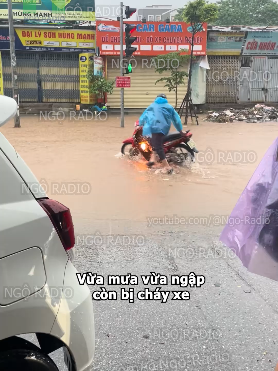Vừa mưa vừa ngập còn bị cháy xe
