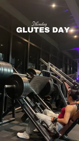 monday sesh😮‍💨#gymrats #gymmotivation🏋️‍♀️ #gymgirls #glutesworkout #legdayforwomen 