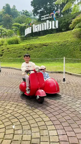 Kalo lagi ke Lembang tuh kita wajib banget mampir ke Dusun Bambu Lembang karena banyak wahana permainan yang seru banget 😍 Nah setelah capek seharian main bisa istirahat dulu ke “RedDoorz near Dusun Bambu Resort” Jangan lupa pake kode: YUKNGINEP biar makin diskon 😍 #BukaSemuaPintu #RedDoorz  #RedDoorzID #RedCommunity #RedTraveller