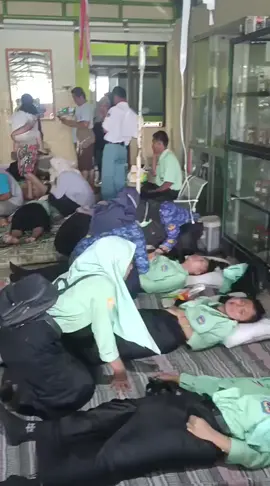 🚨 Puluhan siswa SMKN 1 Sine Ngawi diduga keracunan usai santap menu makan bergizi gratis (MBG) pada Rabu (1/10/2025) #keracunan #makanbergizigratis #MBG #ngawi24jam #viral 