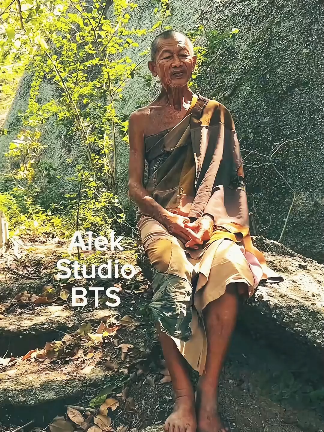 Bạn tụng kinh để CẦU XIN hay để THỰC HÀNH? 🙏 Sư Ông đã chỉ dạy rất rõ ràng về việc tụng kinh đúng pháp: ❌ TRÁNH TỤNG: Các bài chú do người đời sau sáng tác để cầu tài lộc, quyền lực (Chú Đại Đế, Chú Tiền Triệu). Sư Ông dạy chúng chỉ làm TĂNG THÊM LÒNG THAM và phiền não! ✅ NÊN TỤNG: Các bài kinh gốc trong Kinh Tạng như tán tụng Ân Đức Tam Bảo (Phật-Pháp-Tăng). 💡 CỐT LÕI: Phải HIỂU Ý NGHĨA để thực hành. 