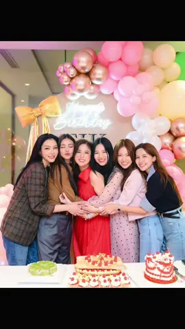 With girls.🌻💛💐🎈#Faye #Fayeperaya #ฝ้ายพีรญา #fayemalisorn #faye_peraya 