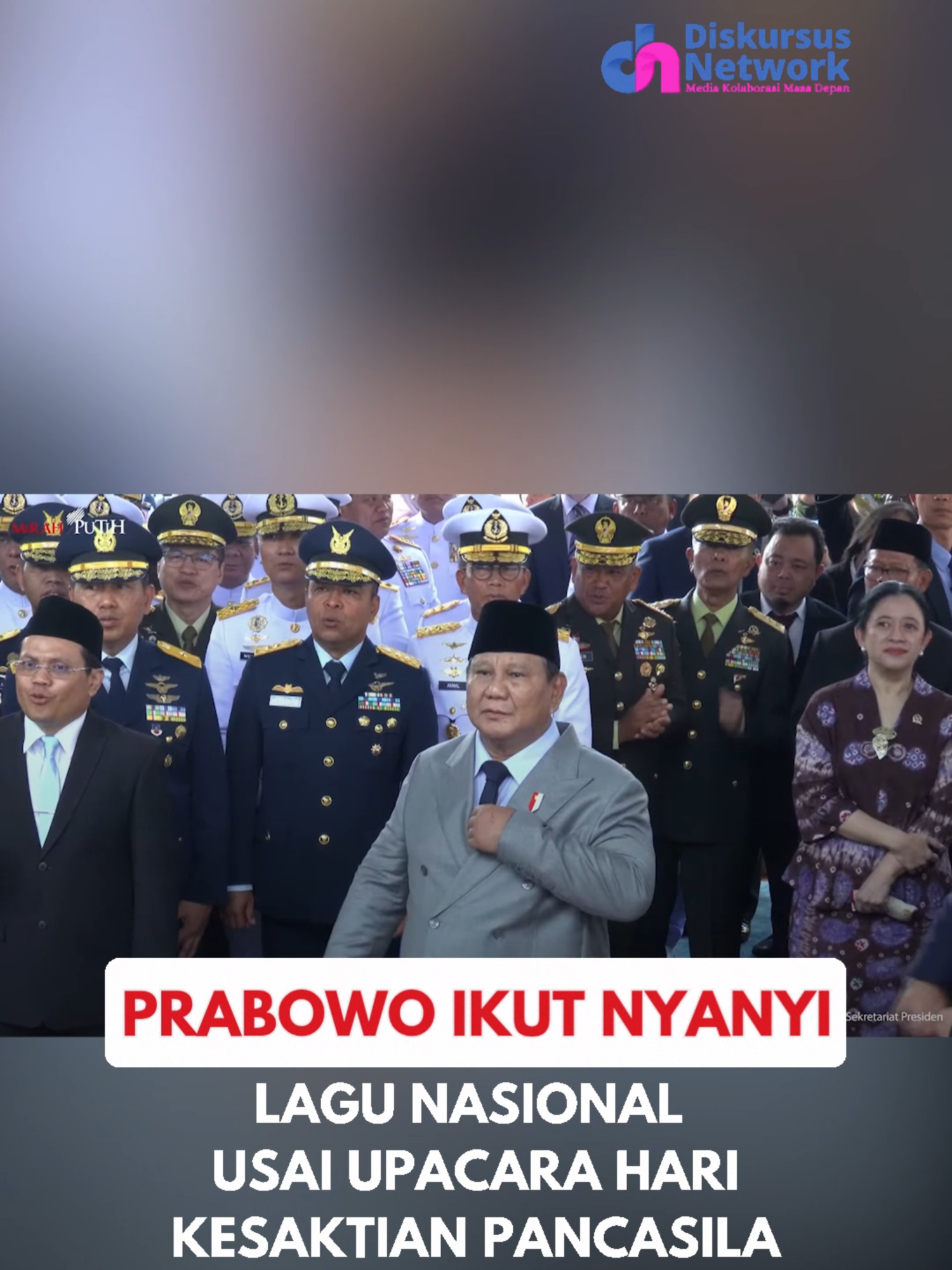 Usai memimpin Upacara Peringatan Hari Kesaktian Pancasila di Monumen Pancasila Sakti, Lubang Buaya, Presiden RI Prabowo Subianto tak sekadar menjadi inspektur, ia juga ikut bernyanyi saat para pejabat menyanyikan lagu nasional. Momen ini terjadi setelah upacara usai, ketika Menteri Kebudayaan Fadli Zon, Panglima TNI Jenderal Agus Subiyanto, Kapolri Jenderal Listyo Sigit Prabowo, dan Sekretaris Kabinet Teddy Indra Wijaya naik ke panggung paduan suara dan membawakan lagu-lagu nasional. #diskursusnetwork #prabowonyanyii #prabowoo #harikesaktianpancasila #indonesiabersatu #lagunasional