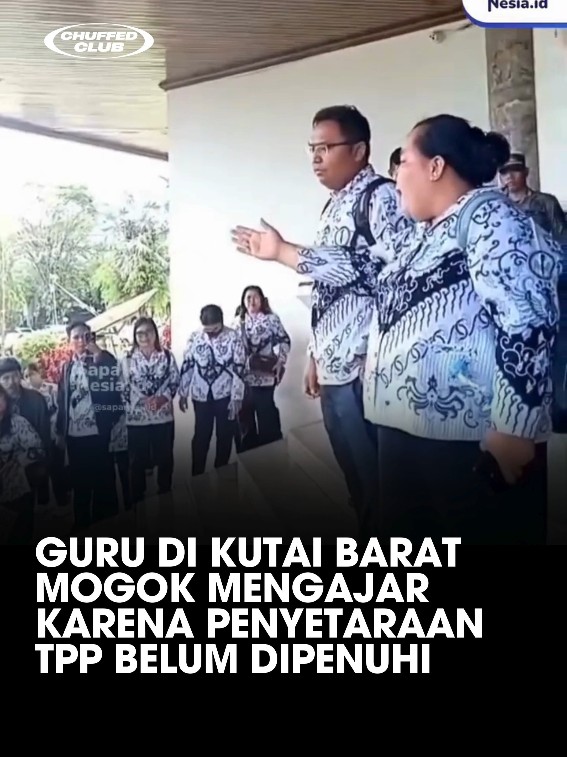 📢 GURU DI KUTAI BARAT MOGOK MENGAJAR KARENA PENYETARAAN TPP BELUM DIPENUHI! Ratusan guru di Kutai Barat dikabarkan mogok mengajar sebagai bentuk protes terhadap belum dipenuhinya penyetaraan Tunjangan Penghasilan Pegawai (TPP). Aksi ini membuat sejumlah sekolah terpaksa menghentikan kegiatan belajar mengajar sementara waktu. 👩‍🏫 Para guru mengaku sudah berulang kali menyampaikan aspirasi agar penyetaraan TPP segera dilakukan, namun hingga kini belum ada kepastian dari pemerintah daerah. Mereka menilai hak mereka harus dipenuhi sesuai janji yang pernah disampaikan, karena TPP adalah bagian dari kesejahteraan yang berpengaruh pada semangat mengajar. 📊 Masalah kesejahteraan guru bukan hanya persoalan di Kutai Barat, tapi terjadi di banyak daerah. Padahal guru memegang peran penting dalam mencerdaskan generasi bangsa. Jika kesejahteraan mereka diabaikan, kualitas pendidikan bisa ikut terdampak. 💡 Aksi mogok ini menjadi pengingat bahwa kebijakan pendidikan harus memprioritaskan kesejahteraan tenaga pendidik, supaya mereka bisa fokus mendidik tanpa harus resah memikirkan hak yang belum diterima. 🤔 Menurut kalian, apakah mogok mengajar adalah cara yang tepat untuk memperjuangkan hak, atau ada cara lain yang lebih efektif tanpa mengorbankan siswa? #KutaiBarat #GuruMogokMengajar #TPP #KesejahteraanGuru #FYP