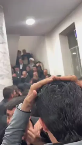 #مصافحة وعناق مصطفى سند  مع السيد محمد رضا السيستاني..  موقف للسياسي النظيف يكتب بالتاريخ 💚