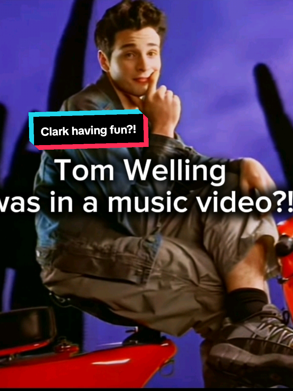 OMG Clark in cargo pants & sneakers before they made TW bulk up for Smallville! Did yall know Tom Welling was in a music video?! A year before playing Clark Kent, he was the cute love interest to a singer in this throwback vid. It has such a  Disney Channel vibe, like a time capsule to 2000. OML this is proof positive that Kristin Kreuk was right when she mentioned in the bloopers for Spell (Season 4 DVD set) that Tom can actually dance, so his hilarious dancing was just good acting. 😭 He really does come off like a normal kid here, even if his face still looks like Bernini's David. Imagine the Smallville High kids actually had a carefree day like this 🤣  #tomwelling  #clarkkent  #Smallville  #2000s  #fyp 