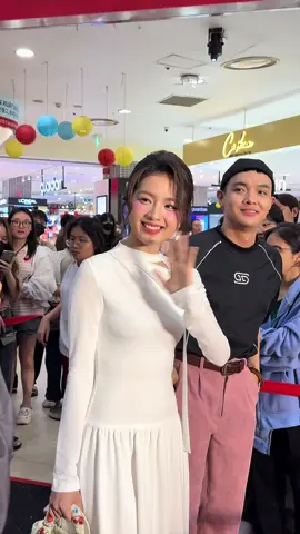 Ngọc đi ra mắt phim Chị ngã em nâng. Chúc mừng anh @Thuận Nguyễn Official với vai Tự Lực, nó dễ thương mà cũng thấy thương lắm. Cả nhà ra rạp ủng hộ cho anh Thuận và #chingaemnang nha 🫶