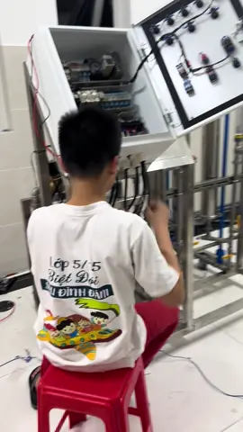 Lọc nước cho các em thiếu nhi giáo lý Tân Phú