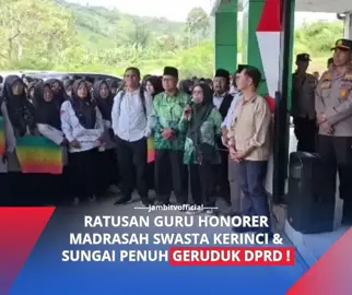 Ratusan guru honorer madrasah swasta dari Kabupaten Kerinci dan Kota Sungai Penuh menggeruduk Kantor DPRD Kabupaten Kerinci. Dalam aksinya, mereka menyuarakan tuntutan agar status guru honorer swasta dapat disamakan dengan guru honorer di sekolah negeri. Para guru menilai adanya perbedaan perlakuan dan kebijakan antara guru honorer swasta dan negeri, sehingga mereka berharap pemerintah daerah bersama DPRD segera memperjuangkan keadilan bagi seluruh tenaga pendidik tanpa terkecuali. #guruhonorer #gurumadrasah #geruduk #kantordprdkerinci #jambitv 