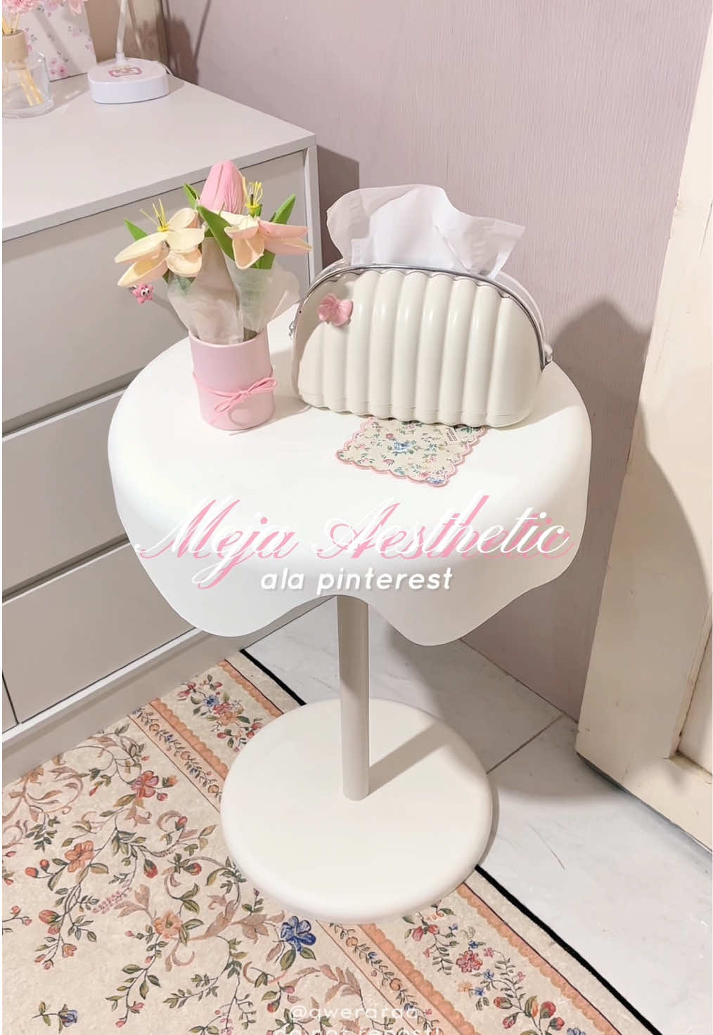 gemesss bgtt!💗 gambar dan aslinya bener-bener semirip ituu~ super aesthetic #meja #mejaaesthetic #pinterest #homeliving #homedecor 
