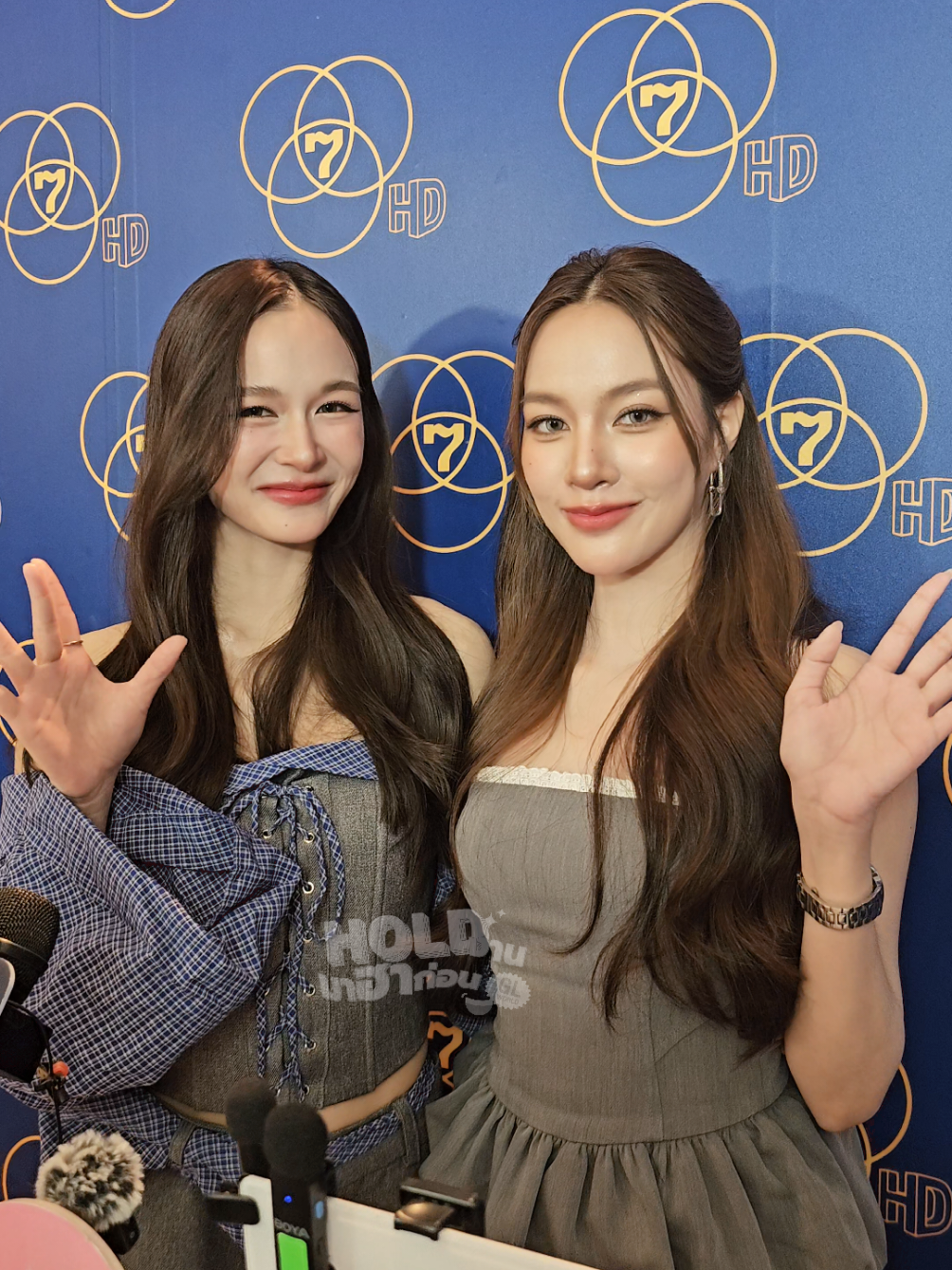 ล็อคเป้า...เตรียมตัว จะจู่โจมแล้วนะ รอติดตามกันนะซีรีส์ Dangerous Queen คนโปรดของควีน👑 ที่ออกอากาศทุกวันอาทิตย์ เวลา 22.30 น.  เริ่มตอนแรกวันอาทิตย์ที่ 5 ตุลาคม 2568  ทางช่อง 7HD  #Holdงานมาฮาก่อน  #คนโปรดของควีน  #DangerousQueenTheSeries #nurdesoraya #TKphinyanech  
