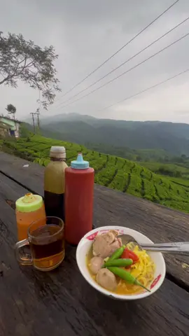 Maknyuuus ✈️🍃  #Rancabaliciwidey #ciwideybandung #warungkabut #fyp 