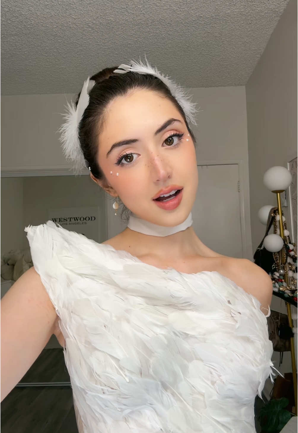 A Natalie Portman audio HATES to see me coming 🫵🏻 #notsophiesilva #halloween #halloweencostume #costumeideas #whiteswan white swan costume