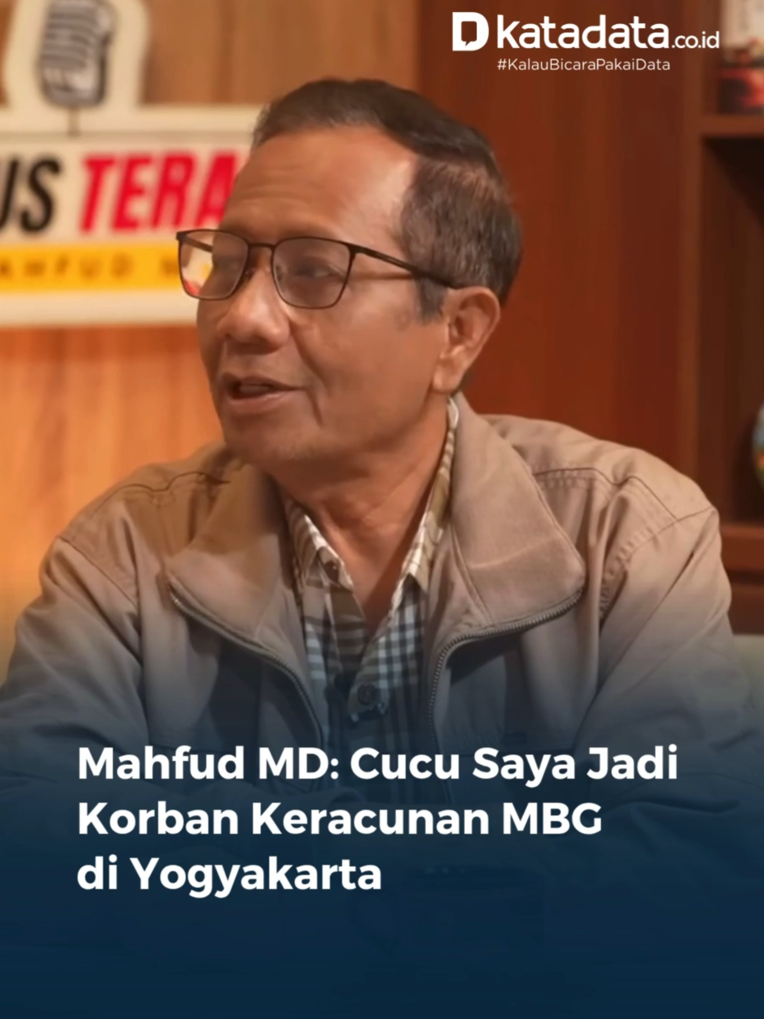 Mantan Menko Polhukam Mahfud MD mengungkapkan bahwa dua cucunya menjadi korban keracunan Program Makan Bergizi Gratis (MBG) di Yogyakarta. Hal tersebut disampaikan Mahfud melalui video bertajuk “Bereskan Tata Kelola MBG” yang diunggah di kanal YouTube Mahfud MD Official. “Cucu saya juga keracunan. Ya, MBG di Jogja,” ujar Mahfud. Ia menjelaskan, kedua cucunya keracunan setelah memakan makan siang yang disediakan sekolah. Salah satu di antaranya bahkan harus dirawat di rumah sakit selama beberapa hari, sementara cucu lainnya mengalami muntah-muntah sebelum akhirnya diizinkan pulang. Mahfud menegaskan, kasus keracunan MBG tidak bisa dipandang sekadar angka, meski Presiden Prabowo Subianto sebelumnya menyebut korban hanya 0,0017 persen dari total 30 juta porsi yang telah disalurkan. Kreator konten: Yelinda Editor: Nur Farida #MahfudMD #MBG #MakanBergiziGratis #Keracunan #KatadataUpdate #Katadatacoid #KalauBicaraPakaiData