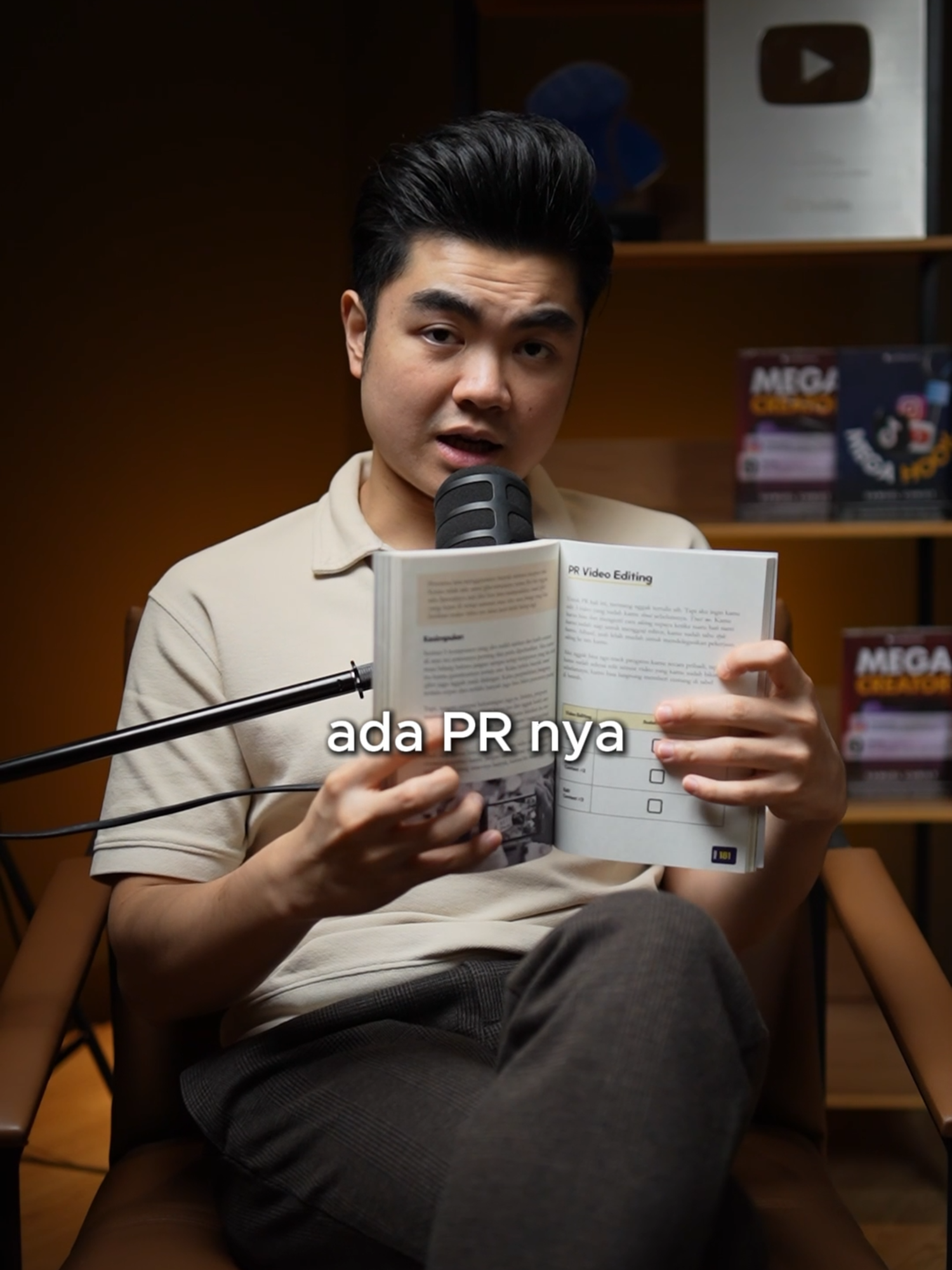 Selain ada rahasia jadi content creator sukses, kamu juga bisa belajar ngedit dengan mudah dari buku ini, karena ada QR video tutorial ngedit dan lengkap dibahas hal apa aja yg perlu kamu perhatikan supaya video kamu viral #SekarangSemuaBisaViral