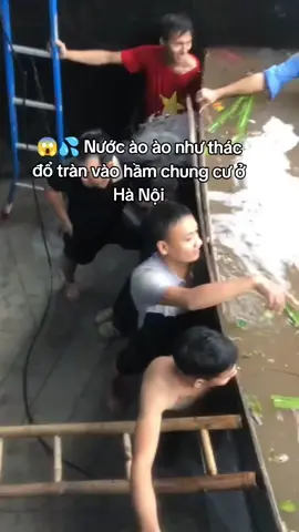 😱💦 Nước ào ào như thác đổ tràn vào hầm chung cư ở Hà Nội Người dân hoảng loạn, chỉ còn biết lấy ván chắn tạm để ngăn dòng nước lũ tràn vào. #HàNội #NgậpLụt #MưaLớn #ChungCư #TinNóng 
